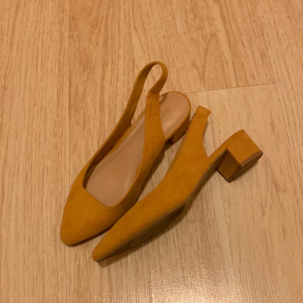 Low heel, mustard yellow